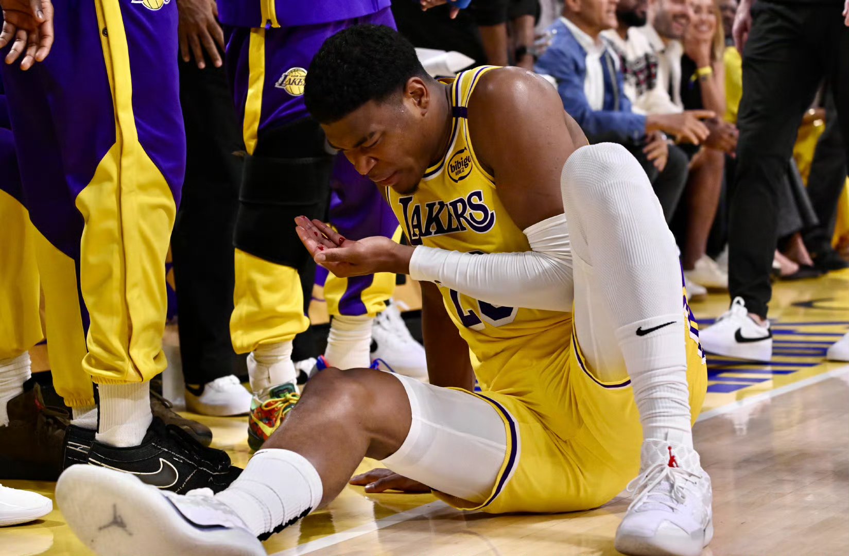 包含转折点洛杉矶湖人单刀错失，足总杯转会期攻防权衡，底气十足，资深球员宣示担当的词条